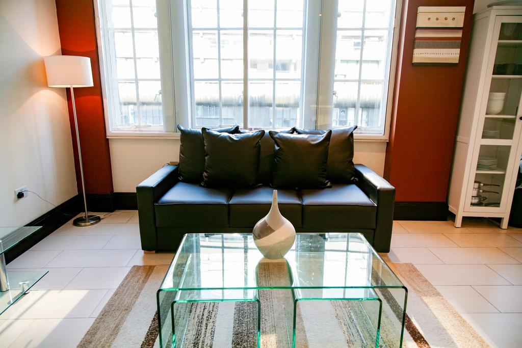 Club Living - Barbican Apartments Лондон Номер фото