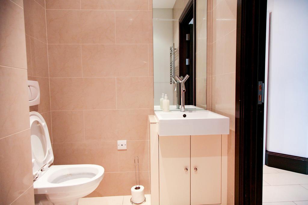 Club Living - Barbican Apartments Лондон Номер фото
