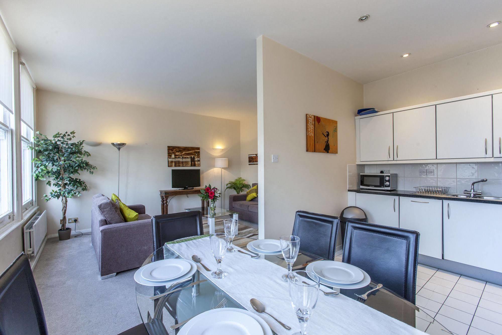 Club Living - Barbican Apartments Лондон Экстерьер фото