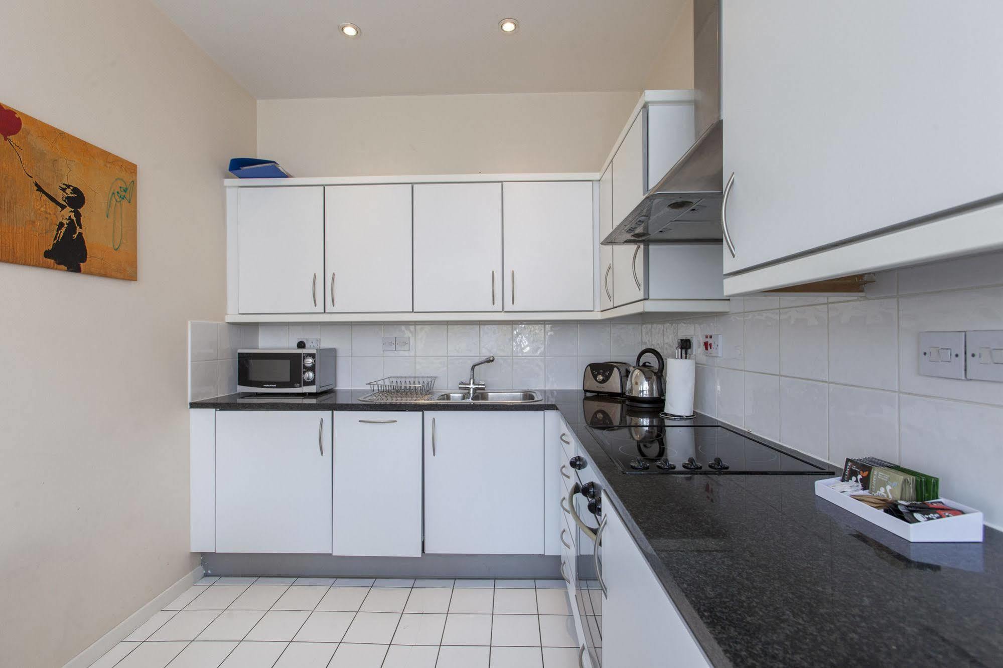 Club Living - Barbican Apartments Лондон Экстерьер фото